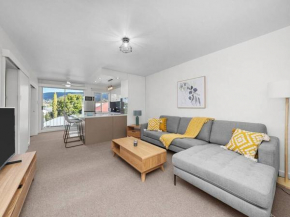 Sandy Bay apartment with Hobart river view, near UTAS - stroll to cafes and shops